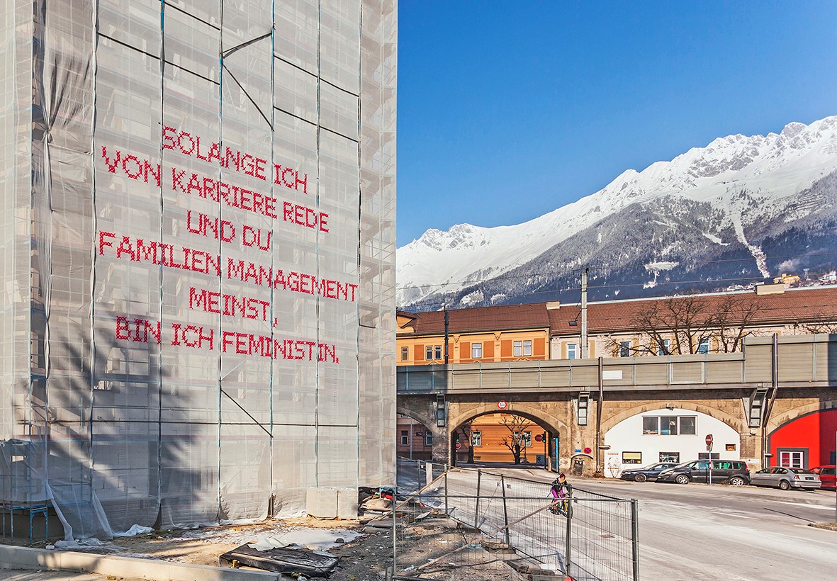 Installation in der Bienerstraße in Innsburck: „SOLANGE ICH VON KARRIERE REDE UND DU FAMILINEMANAGMENT MEINST, BIN ICH FEMINISTIN“